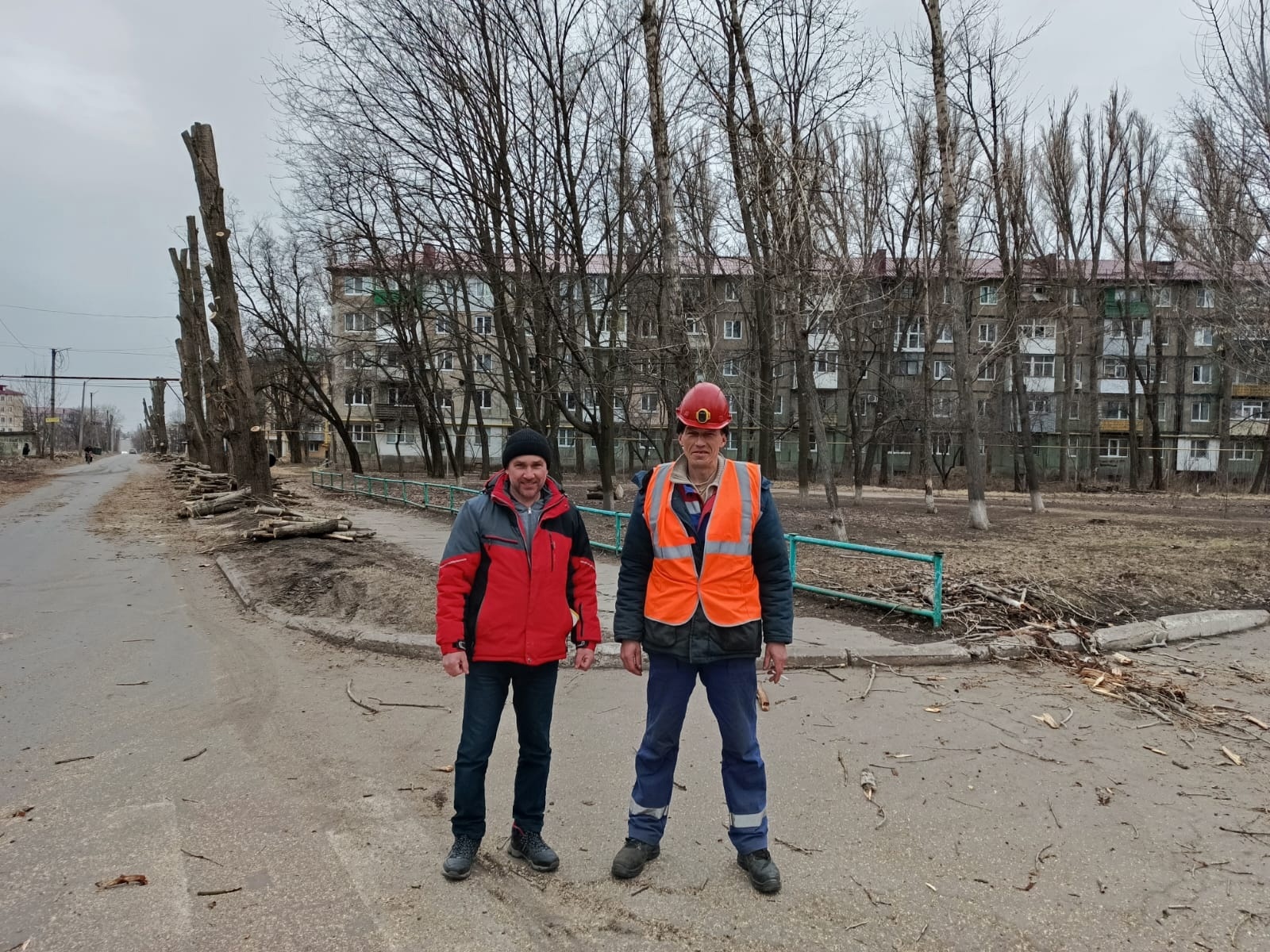 Жители с. Красноусольский приняли участие в ремонтно-восстановительных работах в ЛНР