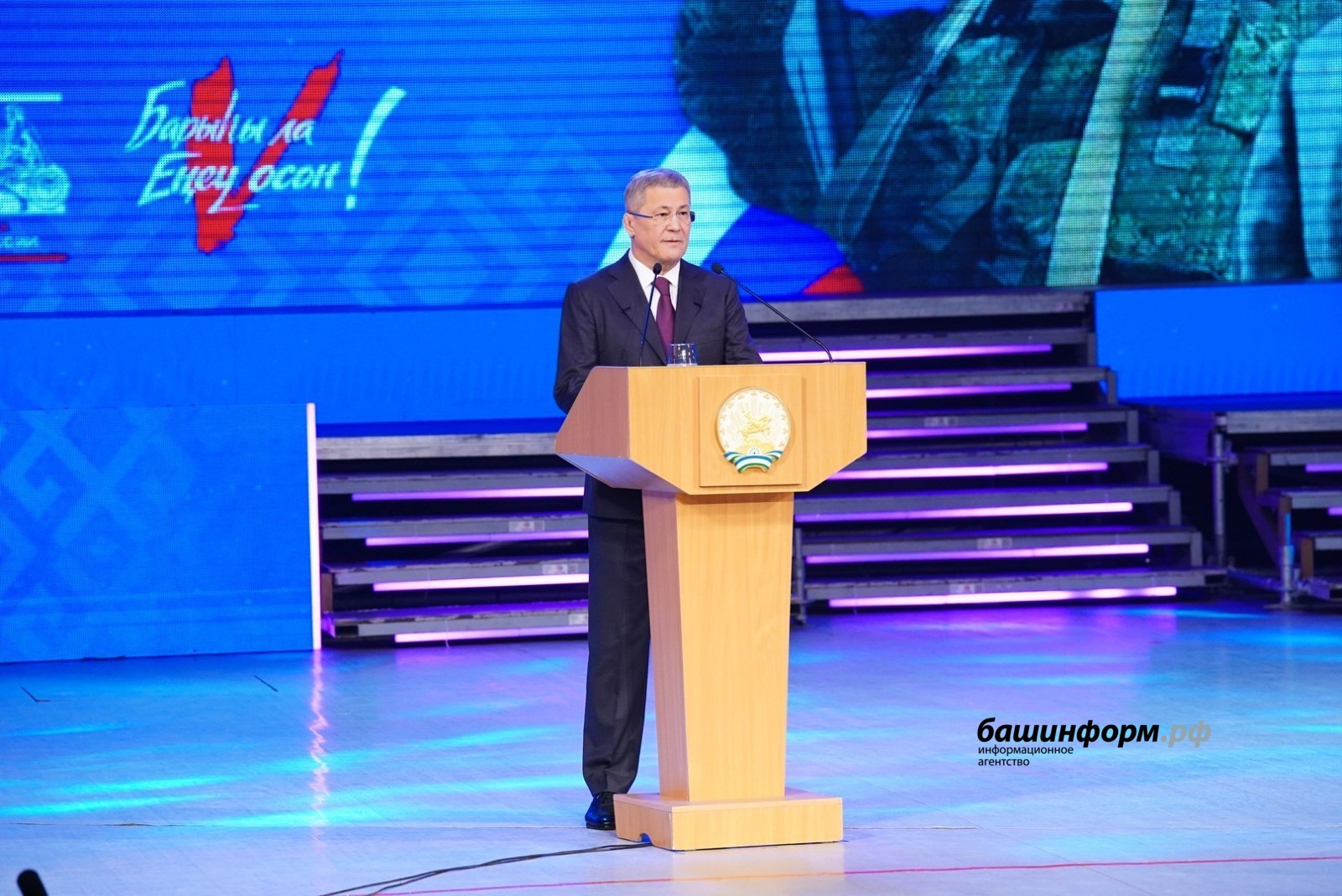 Радий Хабиров вручил ордена и медали генерала Шаймуратова участникам СВО