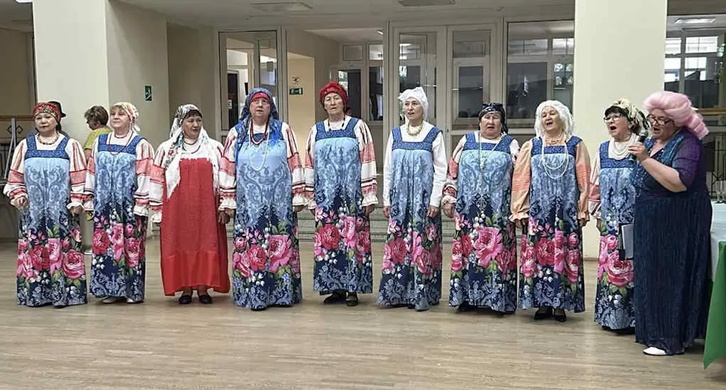Пылает тысячью огней обширный зал…