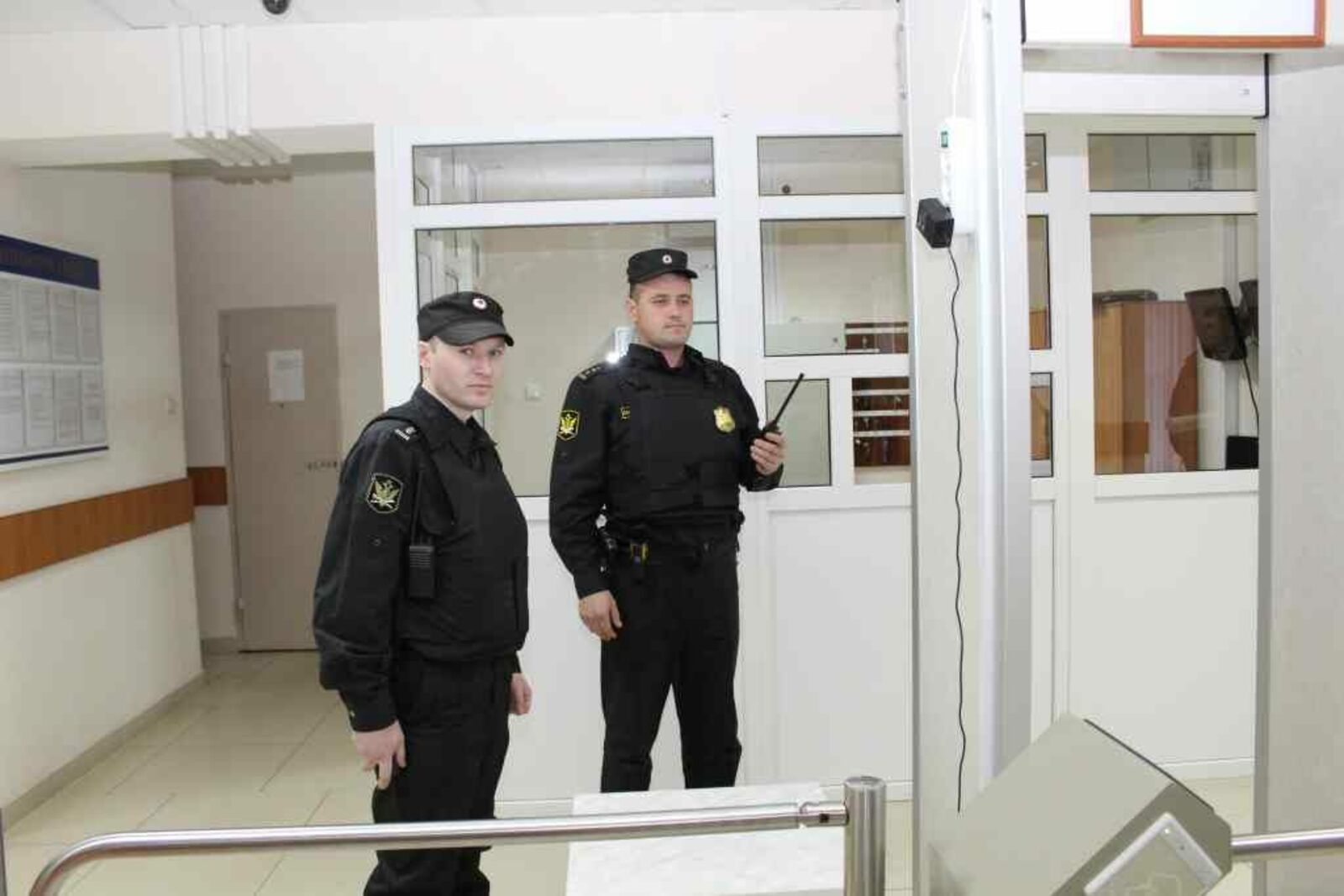 Судебные приставы по ОУПДС Д. Фахретдинов и Р. Бухарметов во время осуществления пропускного режима.